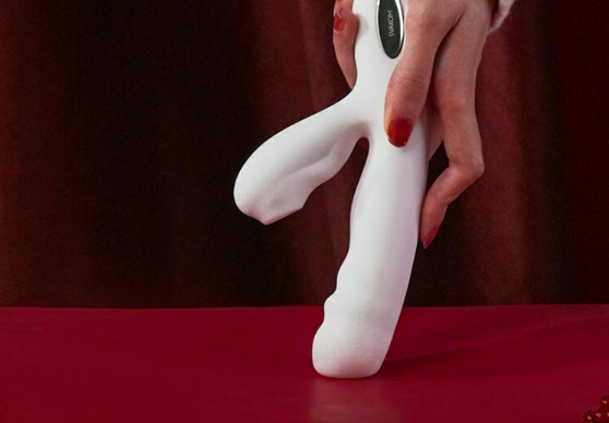 Dương vật giả đa năng Svakom Veromca rung thụt toả nhiệt nhánh phụ hút