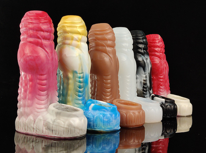 Bao cao su đôn dên quái thú vảy rồng FRRK vân nổi hở đầu có quai đeo bìu