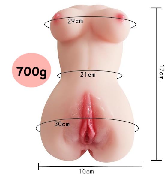 Búp bê bán thân mini giá rẻ 700g là món đồ chơi thủ dâm nam vô cùng tuyệt vời mà chắc chắn bạn nên sở hữu. Với thiết kế giống thật, phía trước là bộ ngực đẹp và âm đạo hấp dẫn, phía sau là cặp mông và hậu môn đầy đặn, nhìn là mê ngay.  Bạn có thể điều khiển búp bê tình dục mini bằng một tay, có thể cầm qua lại hoặc có thêm cảm giác bằng cách xoay nó.  Bên trong lỗ âm đạo và hậu môn của búp bê tình yêu là các rãnh gân gai nổi massage, đó là điều mà âm đạo tự nhiên không thể có được.  Chiều dài của âm đạo là 17cm, chiều ngang là 10cm. Âm đạo giả nguyên khối này chắc chắc có thể thay thế bạn tình của bạn vì có những đường gờ nhỏ bên trong. Bộ ngực của thân búp bê nữ là một sự hiện diện đáng yêu và khiến cô ấy trông đẹp hơn.    Chất liệu TPE công nghệ cao sẽ mang lại cho bạn cảm giác chân thực nhất, siêu mềm và đàn hồi. Kể cả sau nhiều lần sử dụng, nó vẫn có thể giữ được hình dạng và độ khít bót như ban đầu.  Búp bê silicon nhỏ gọn hoàn toàn không thấm nước, rất hữu ích khi sử dụng trong phòng tắm hoặc những nơi tương tự.  Ngoài ra, búp bê bán thân cỡ nhỏ rất dễ làm sạch, chỉ cần rửa sạch bằng xà phòng và nước và lau khô.