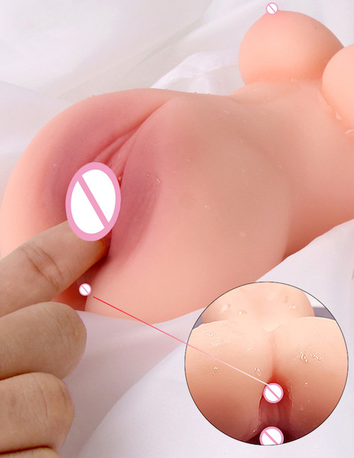 Búp bê bán thân mini giá rẻ 700g là món đồ chơi thủ dâm nam vô cùng tuyệt vời mà chắc chắn bạn nên sở hữu. Với thiết kế giống thật, phía trước là bộ ngực đẹp và âm đạo hấp dẫn, phía sau là cặp mông và hậu môn đầy đặn, nhìn là mê ngay.  Bạn có thể điều khiển búp bê tình dục mini bằng một tay, có thể cầm qua lại hoặc có thêm cảm giác bằng cách xoay nó.  Bên trong lỗ âm đạo và hậu môn của búp bê tình yêu là các rãnh gân gai nổi massage, đó là điều mà âm đạo tự nhiên không thể có được.  Chiều dài của âm đạo là 17cm, chiều ngang là 10cm. Âm đạo giả nguyên khối này chắc chắc có thể thay thế bạn tình của bạn vì có những đường gờ nhỏ bên trong. Bộ ngực của thân búp bê nữ là một sự hiện diện đáng yêu và khiến cô ấy trông đẹp hơn.    Chất liệu TPE công nghệ cao sẽ mang lại cho bạn cảm giác chân thực nhất, siêu mềm và đàn hồi. Kể cả sau nhiều lần sử dụng, nó vẫn có thể giữ được hình dạng và độ khít bót như ban đầu.  Búp bê silicon nhỏ gọn hoàn toàn không thấm nước, rất hữu ích khi sử dụng trong phòng tắm hoặc những nơi tương tự.  Ngoài ra, búp bê bán thân cỡ nhỏ rất dễ làm sạch, chỉ cần rửa sạch bằng xà phòng và nước và lau khô.