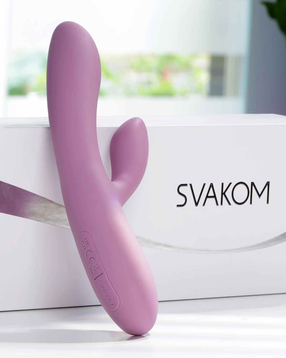 Dương vật giả 2 nhánh rung bi chạy Svakom Trysta Neo điều khiển app